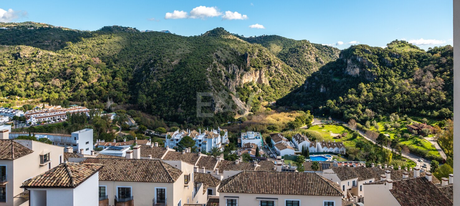 Benahavís Pueblo Townhouse with Fantastic Mountain Views