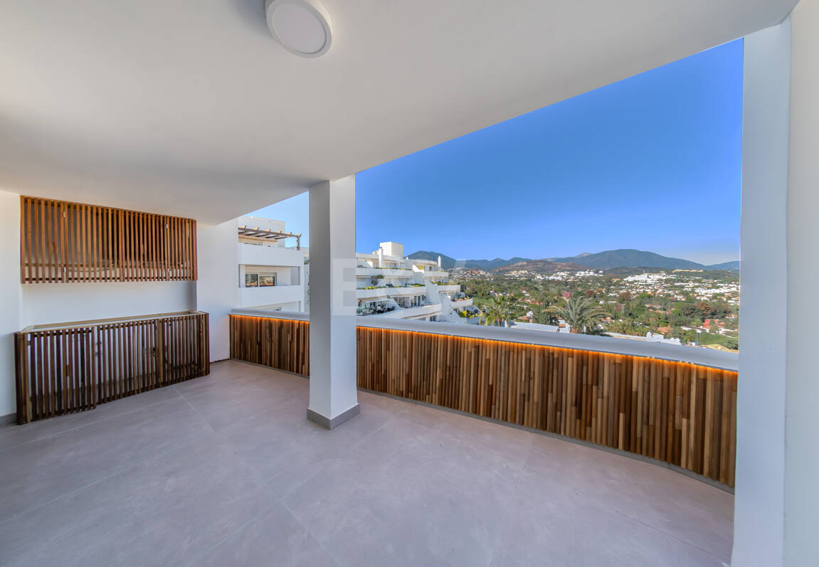 Utsökt takvåning med hisnande utsikt i Nueva Andalucía