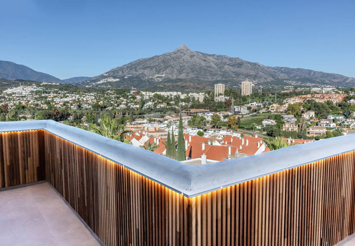 Utsökt takvåning med hisnande utsikt i Nueva Andalucía