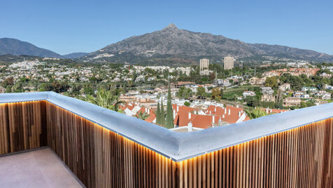 Exquisito Ático con Vistas Impresionantes en Nueva Andalucía