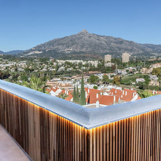 Utsökt takvåning med hisnande utsikt i Nueva Andalucía