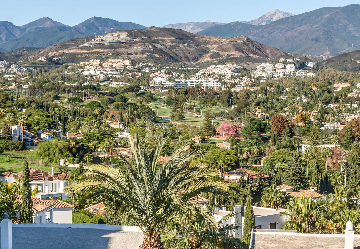 Utsökt takvåning med hisnande utsikt i Nueva Andalucía