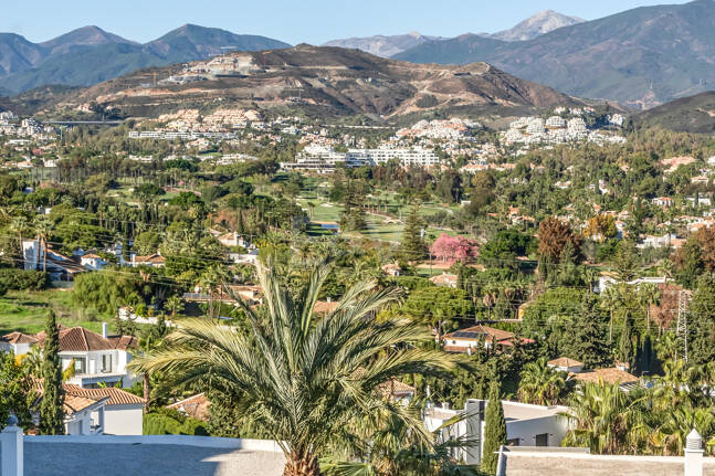 Utsökt takvåning med hisnande utsikt i Nueva Andalucía