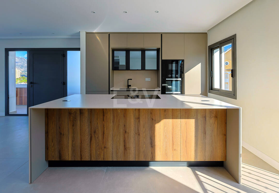 Utsökt takvåning med hisnande utsikt i Nueva Andalucía