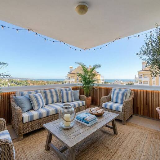 Utsökt takvåning med hisnande utsikt i Nueva Andalucía