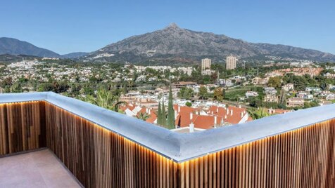 Exquisito Ático con Vistas Impresionantes en Nueva Andalucía