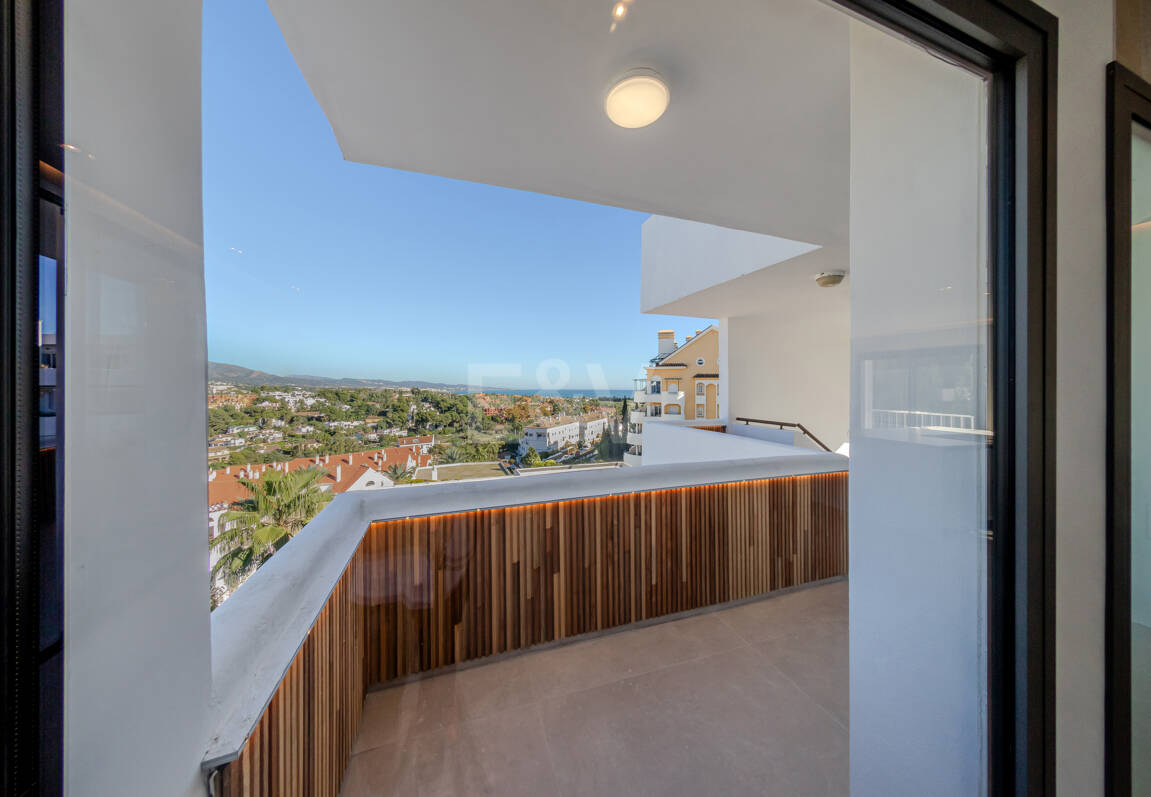 Utsökt takvåning med hisnande utsikt i Nueva Andalucía