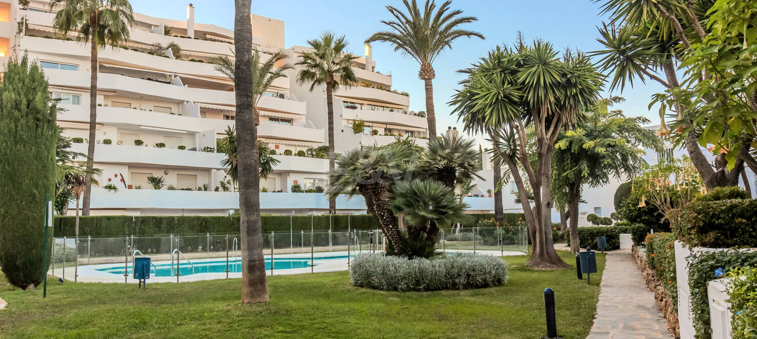 Utsökt takvåning med hisnande utsikt i Nueva Andalucía