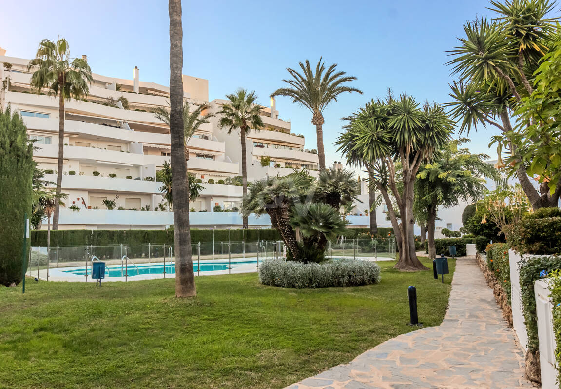 Utsökt takvåning med hisnande utsikt i Nueva Andalucía