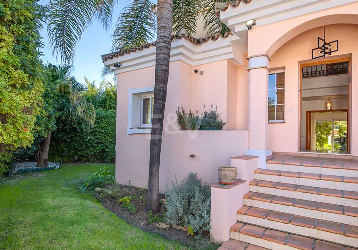 Villa in walking distance to the Beach of San Pedro