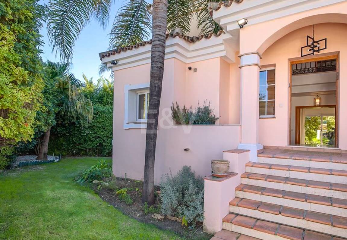 Villa a poca distancia de la playa de San Pedro