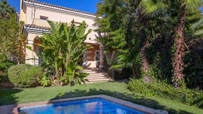 Villa in walking distance to the Beach of San Pedro