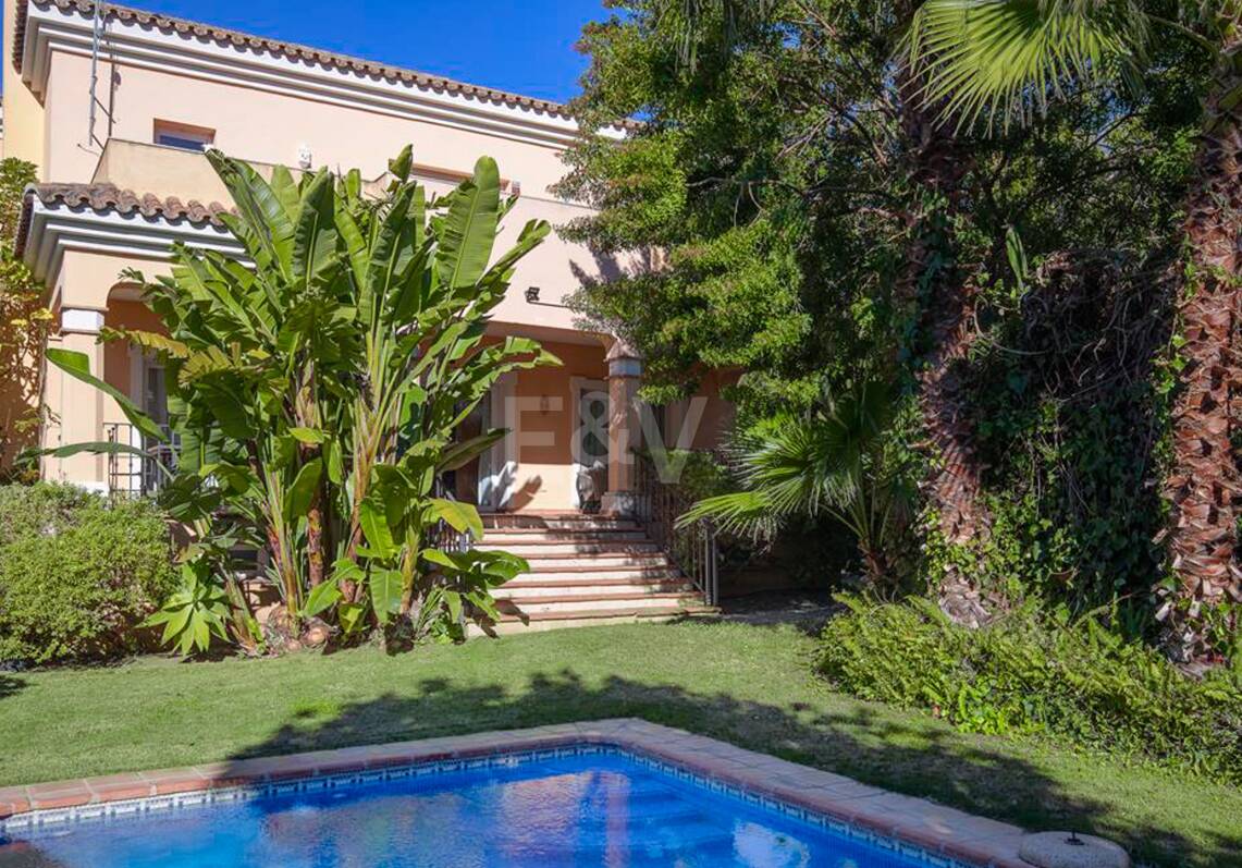 Villa in walking distance to the Beach of San Pedro
