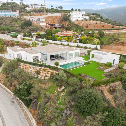 Villa Moderna en Monte Mayor con Vistas a la Costa y las Montañas