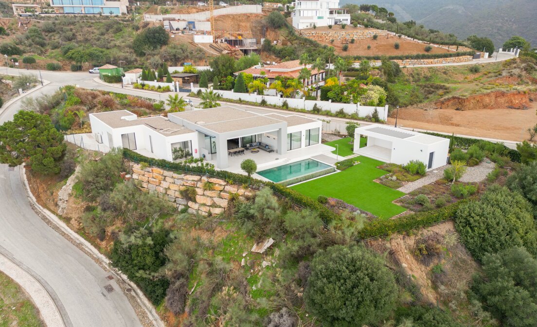 Moderne Villa in Monte Mayor mit Blick auf die Küste und die Berge