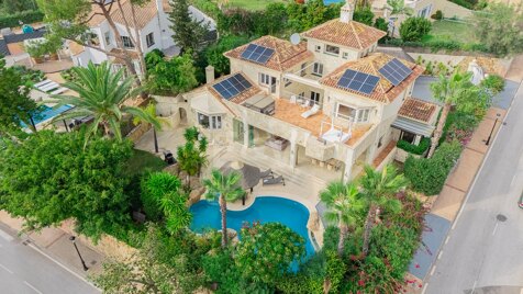 Preciosa Villa de 5 Dormitorios en Santa María Golf, Elviria