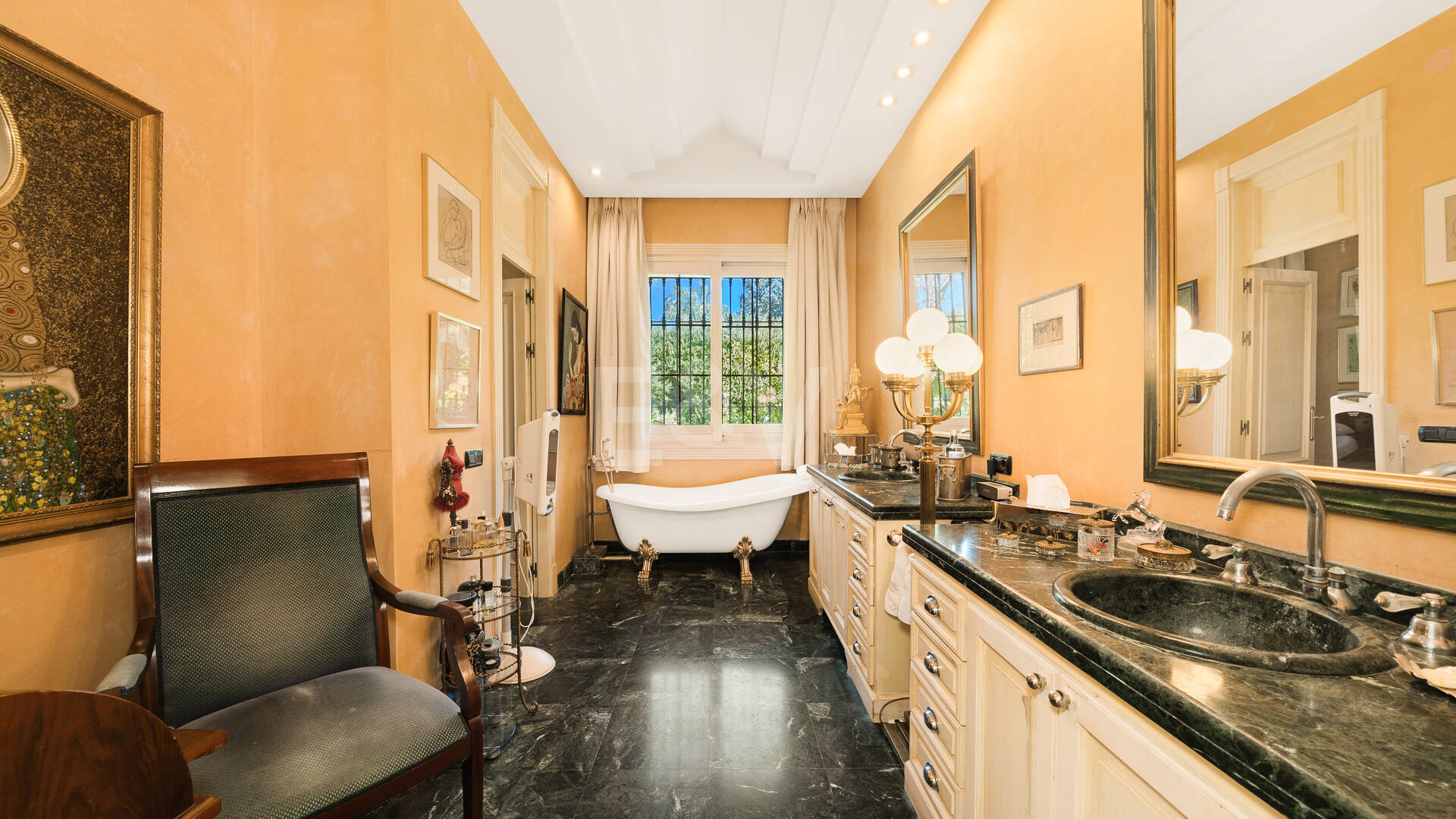 Villa élégante et traditionnelle près du golf, à distance de marche de la plage