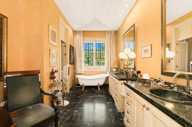 Villa élégante et traditionnelle près du golf, à distance de marche de la plage