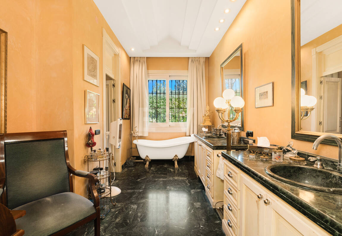 Villa élégante et traditionnelle près du golf, à distance de marche de la plage