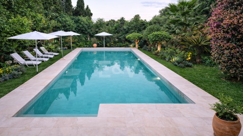 Elegante traditionelle Villa am Golfplatz in Strandnähe