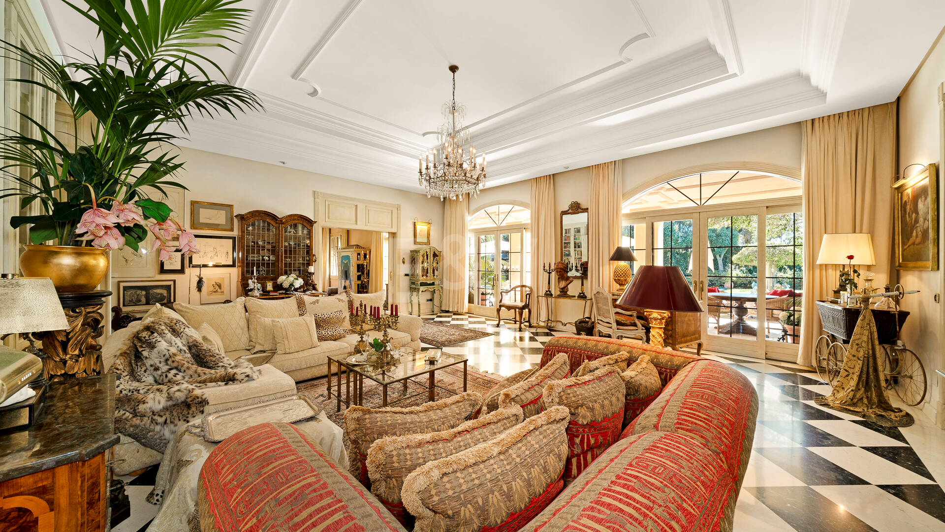 Elegant Traditional Golfside Villa Within Walking Distance to the Beach