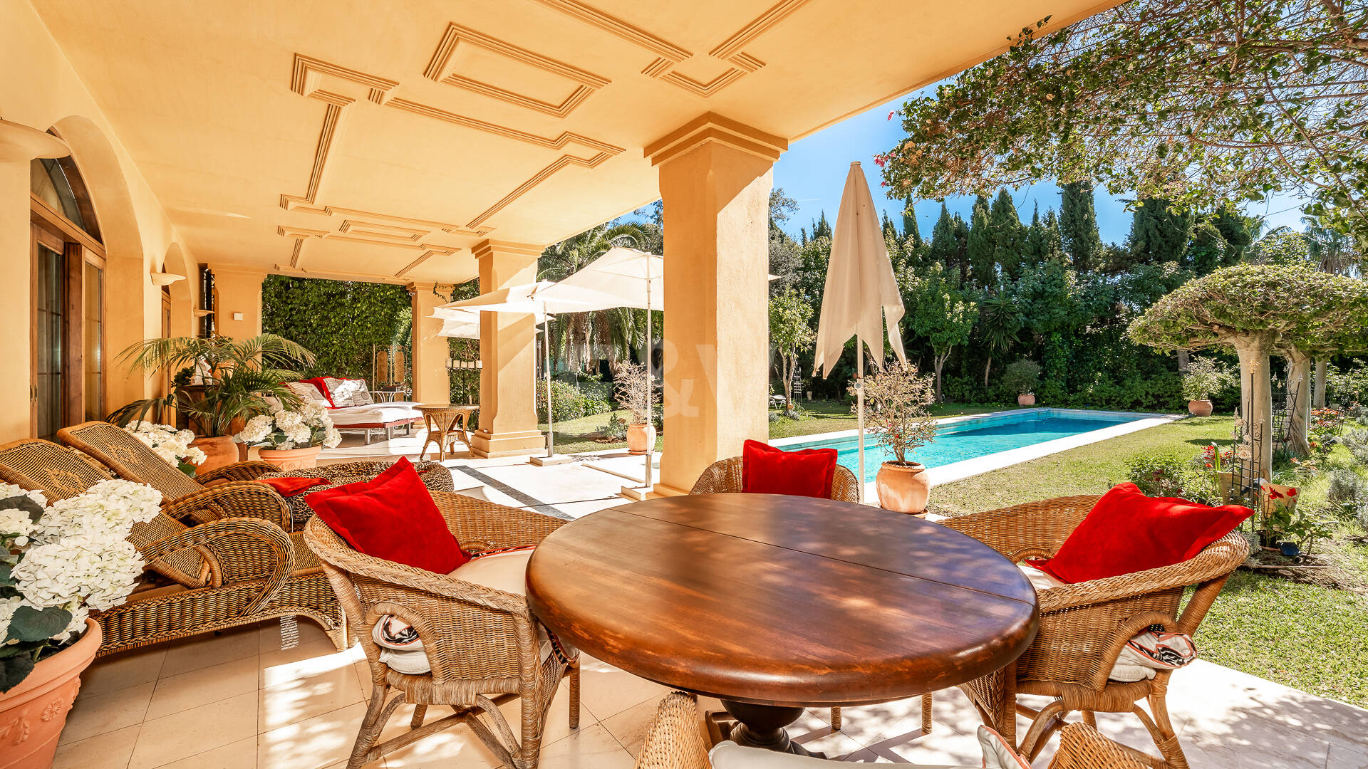 Elegant Traditional Golfside Villa Within Walking Distance to the Beach