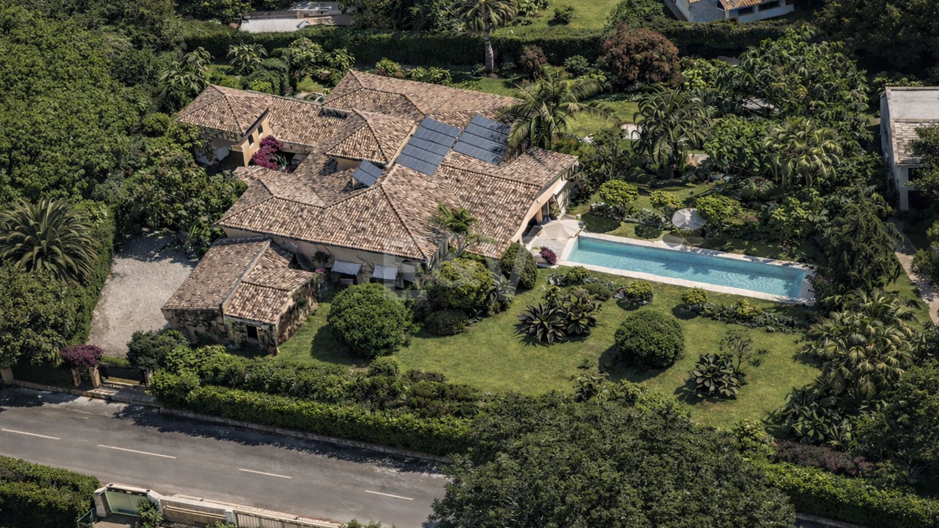 Elegant Traditional Golfside Villa Within Walking Distance to the Beach