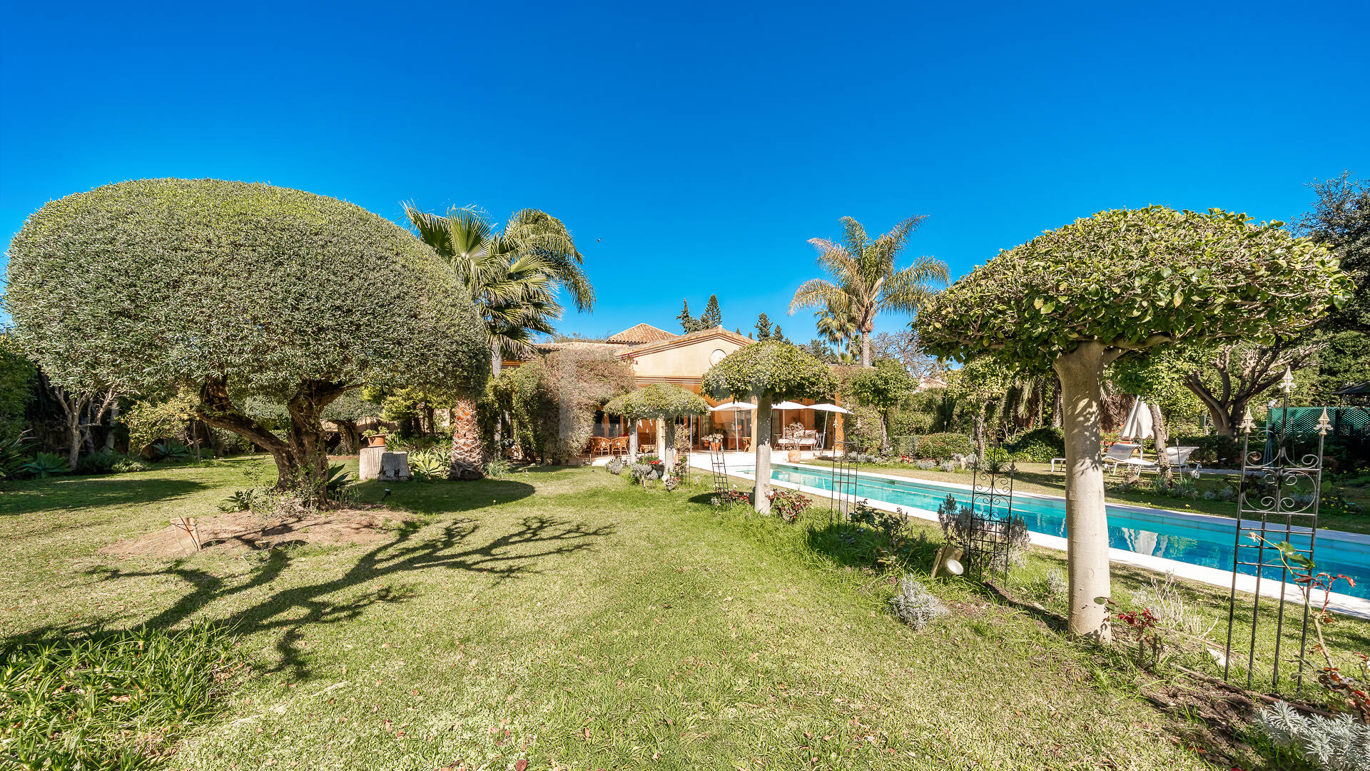 Villa élégante et traditionnelle près du golf, à distance de marche de la plage