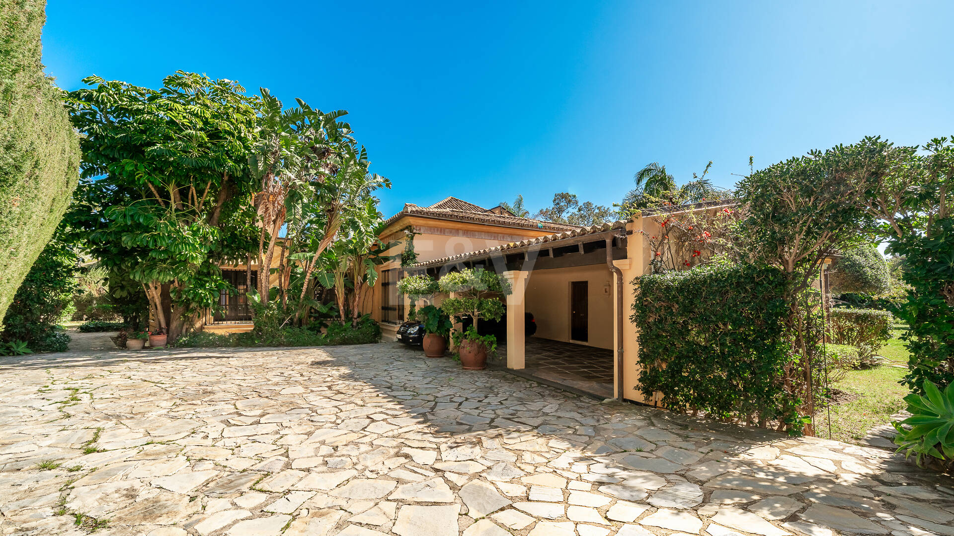 Elegant Traditional Golfside Villa Within Walking Distance to the Beach