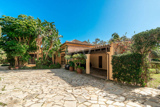 Villa élégante et traditionnelle près du golf, à distance de marche de la plage