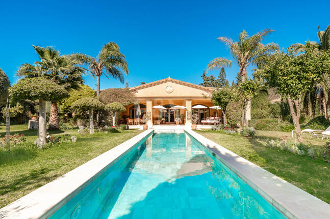 Villa élégante et traditionnelle près du golf, à distance de marche de la plage