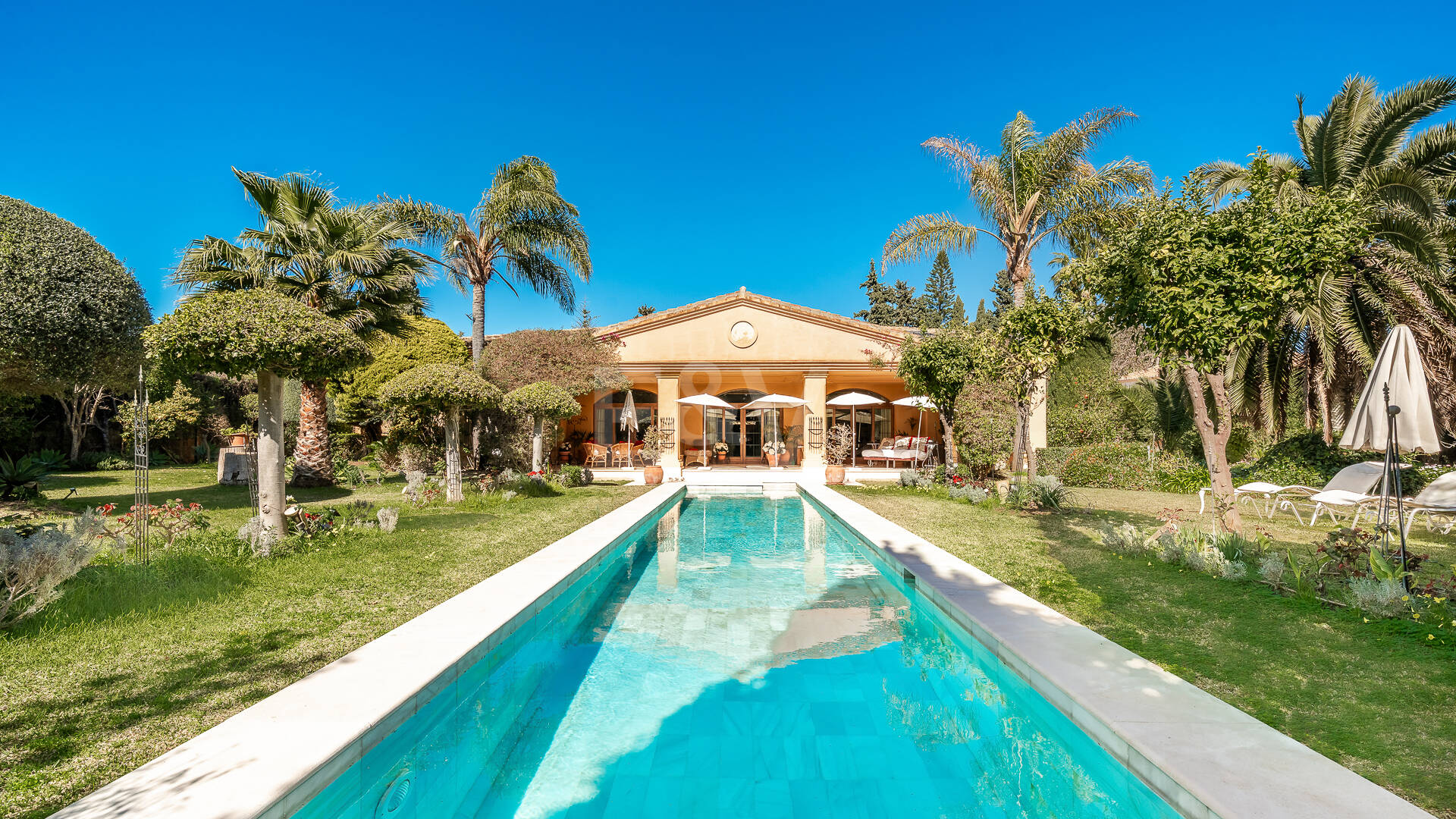 Villa élégante et traditionnelle près du golf, à distance de marche de la plage