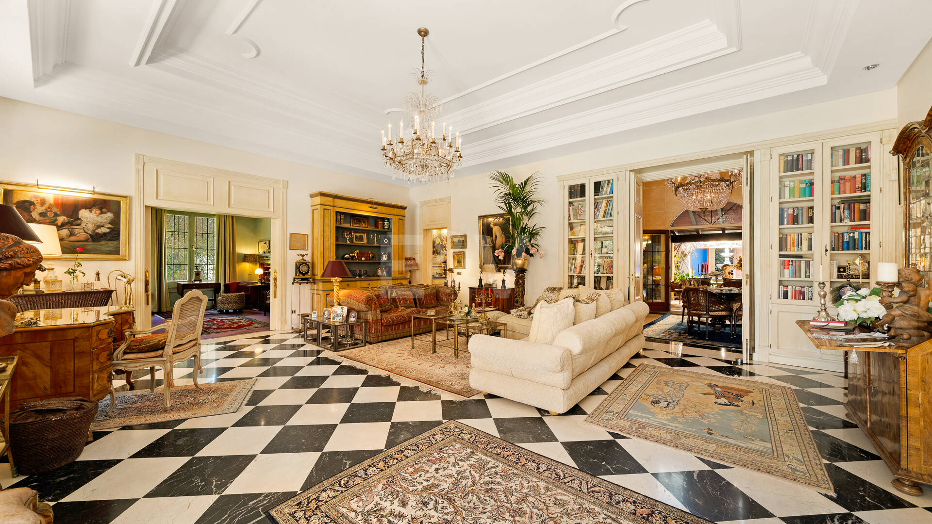 Elegant Traditional Golfside Villa Within Walking Distance to the Beach