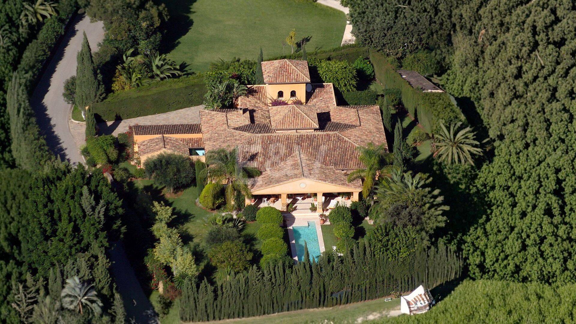 Elegant Traditional Golfside Villa Within Walking Distance to the Beach