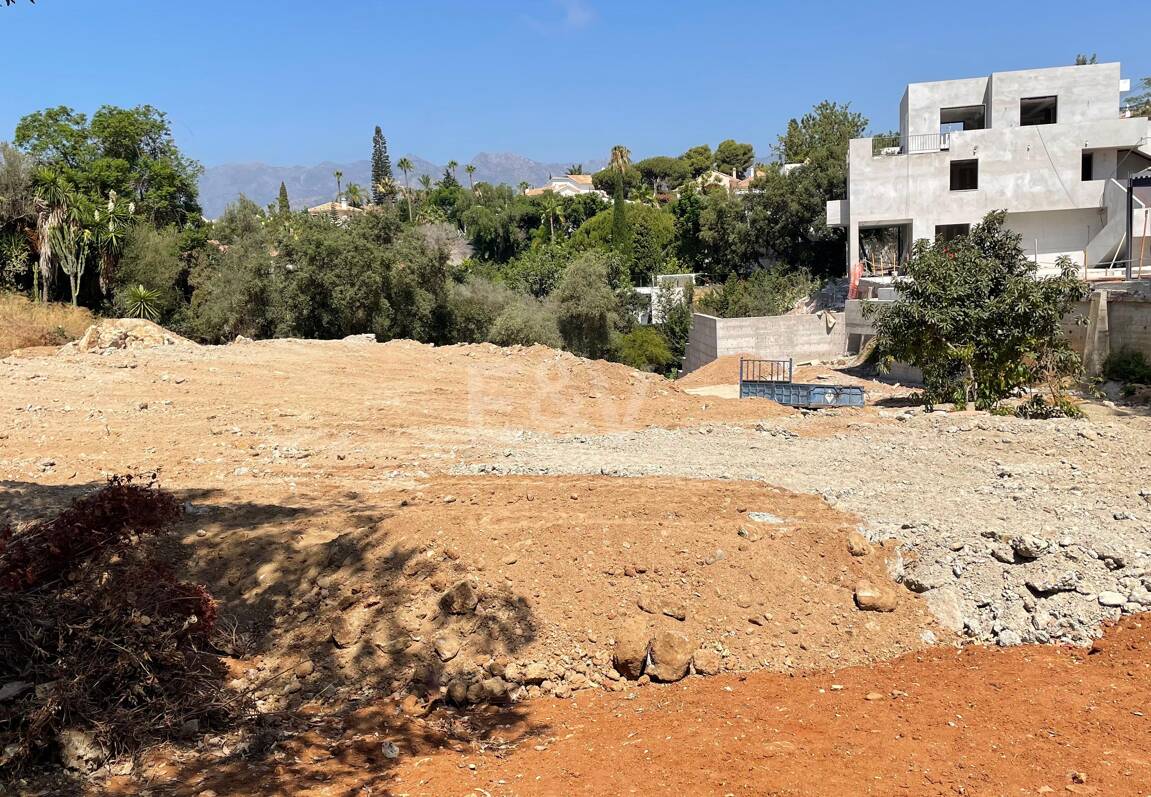 South-Facing Plot with Project in El Rosario