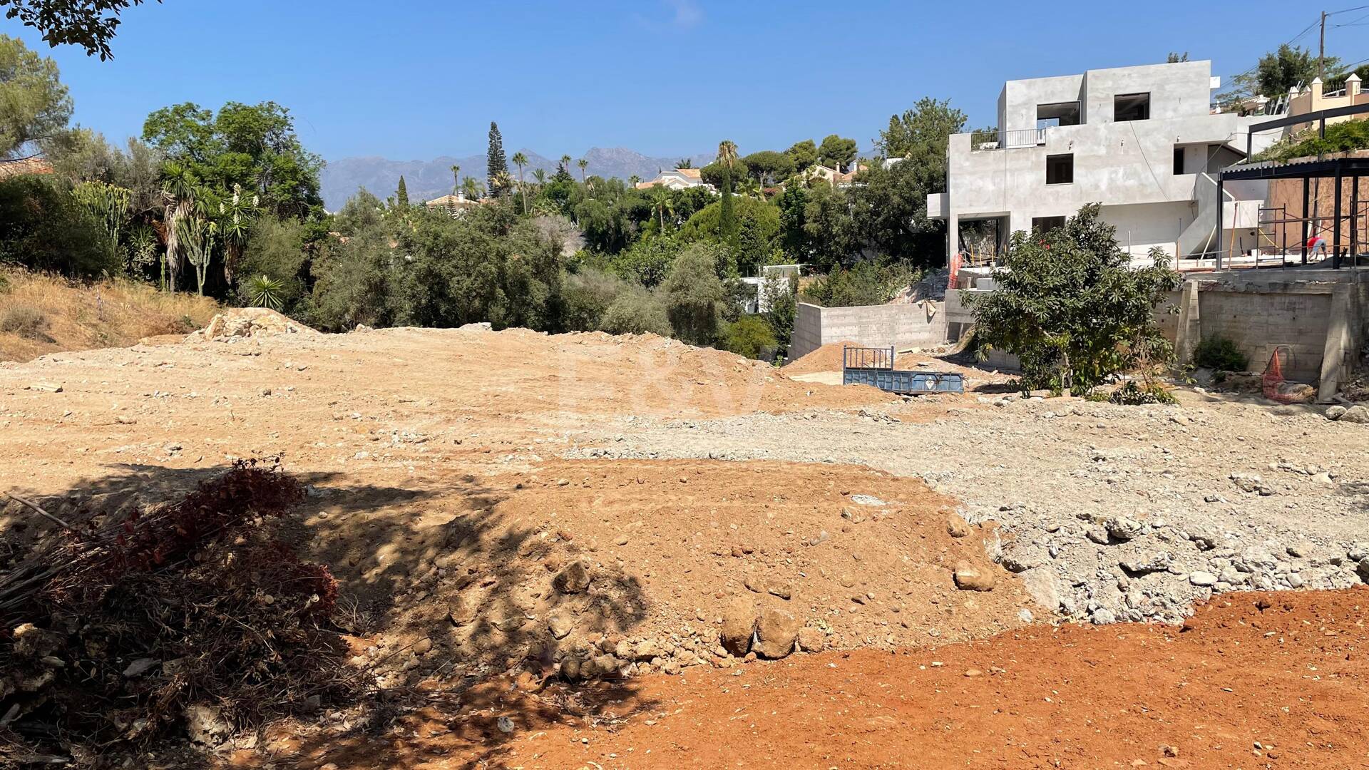 South-Facing Plot with Project in El Rosario