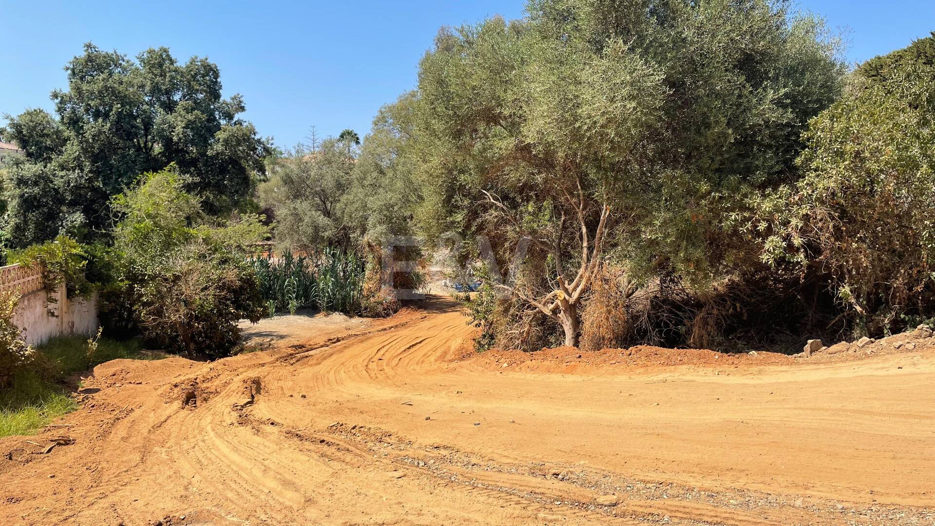 South Facing Plot with Project in El Rosario