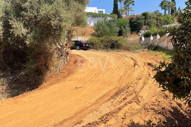 South Facing Plot with Project in El Rosario