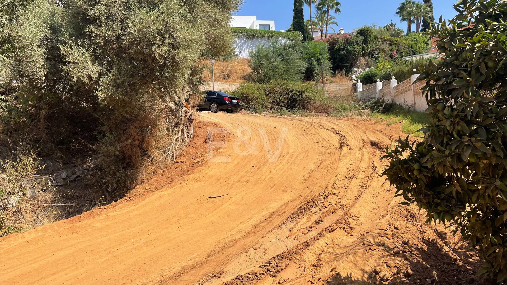 South Facing Plot with Project in El Rosario