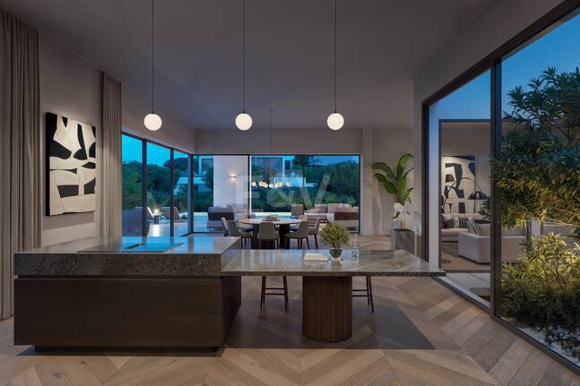 South Facing Plot with Project in El Rosario