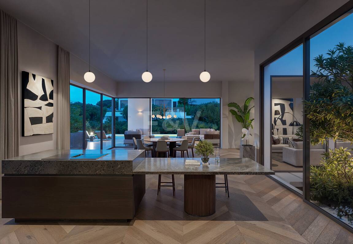 South Facing Plot with Project in El Rosario