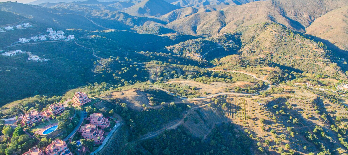 Parcela exclusiva en La Mairena con impresionantes vistas y opción de proyecto