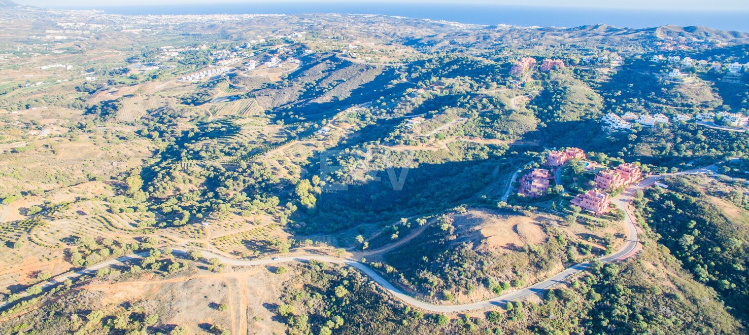 Parcela exclusiva en La Mairena con impresionantes vistas y opción de proyecto