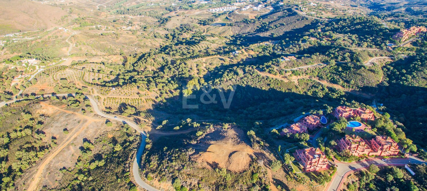 Parcela exclusiva en La Mairena con impresionantes vistas y opción de proyecto