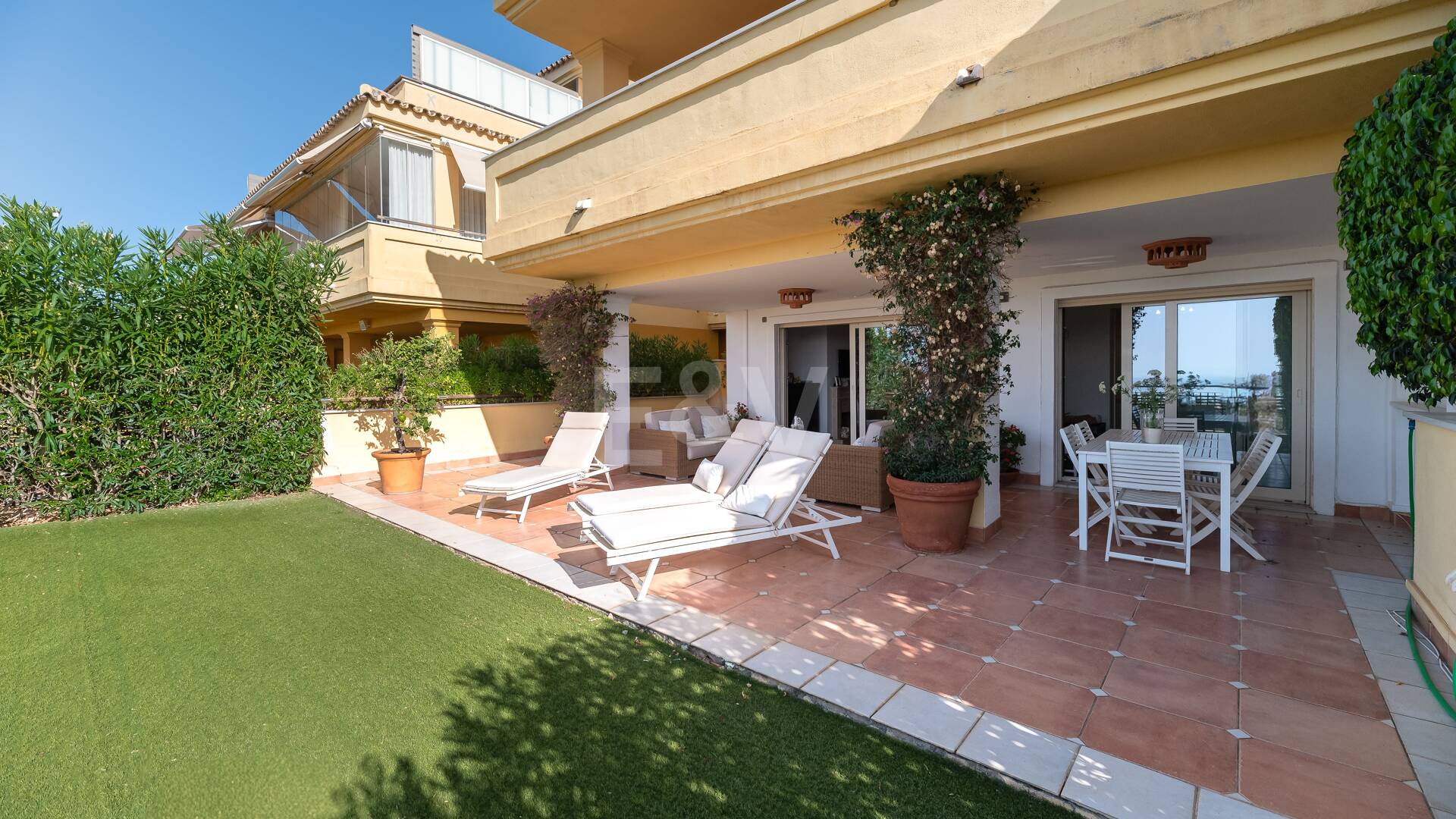 Exclusivo Apartamento con Jardín y Vistas al Mar en Condado de Sierra Blanca