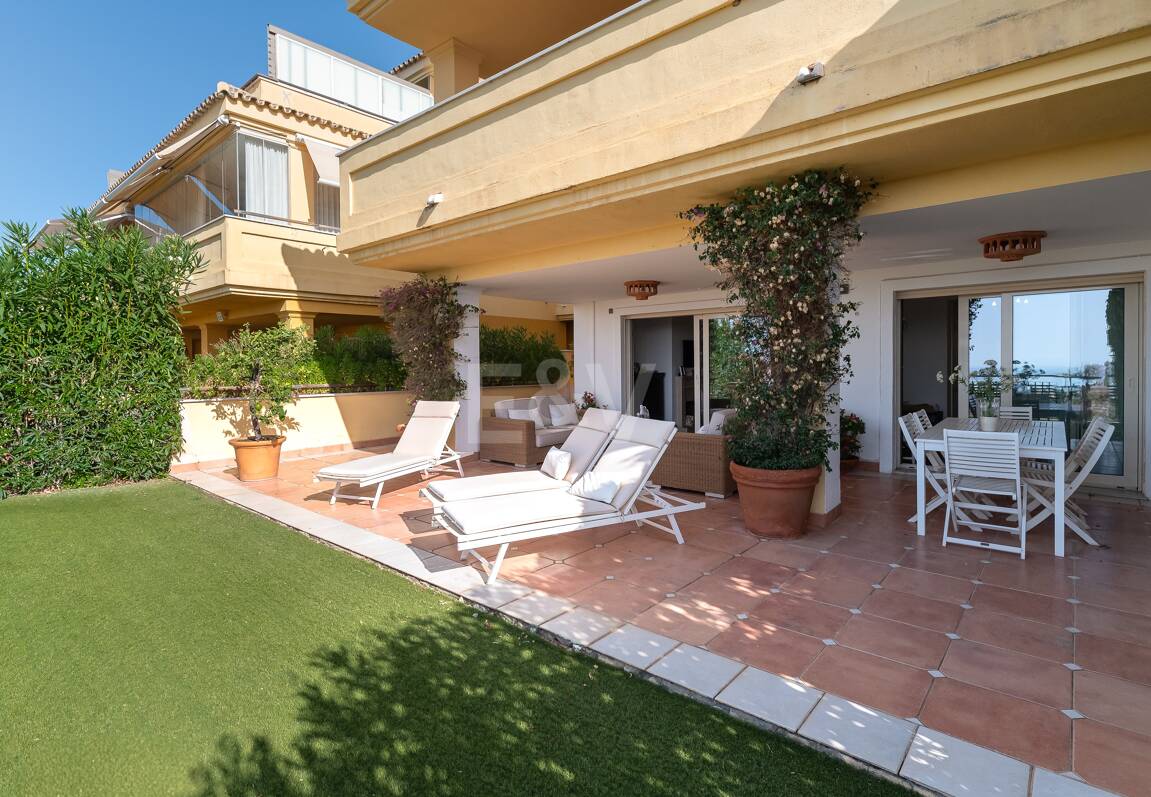 Exclusivo Apartamento con Jardín y Vistas al Mar en Condado de Sierra Blanca