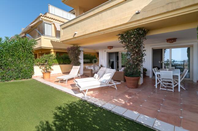 Exclusivo Apartamento con Jardín y Vistas al Mar en Condado de Sierra Blanca