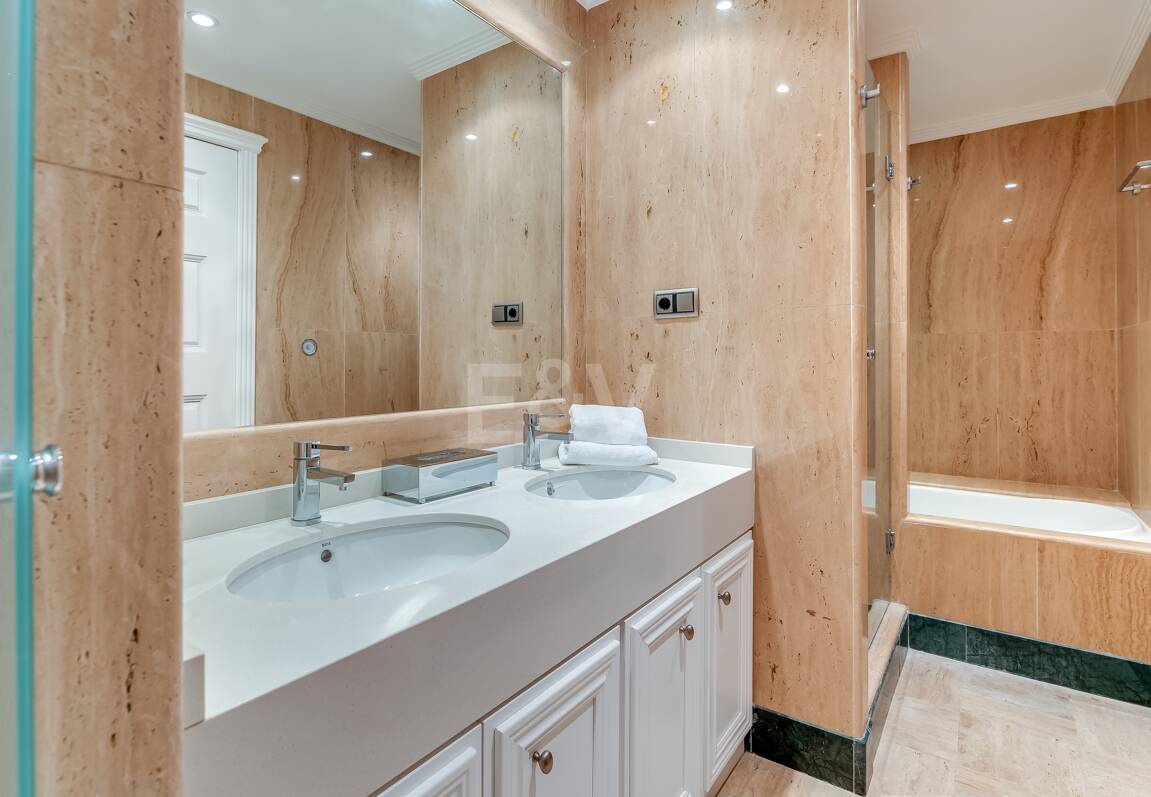 Exclusivo Apartamento con Jardín y Vistas al Mar en Condado de Sierra Blanca