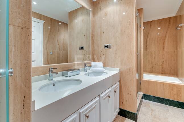 Exclusivo Apartamento con Jardín y Vistas al Mar en Condado de Sierra Blanca