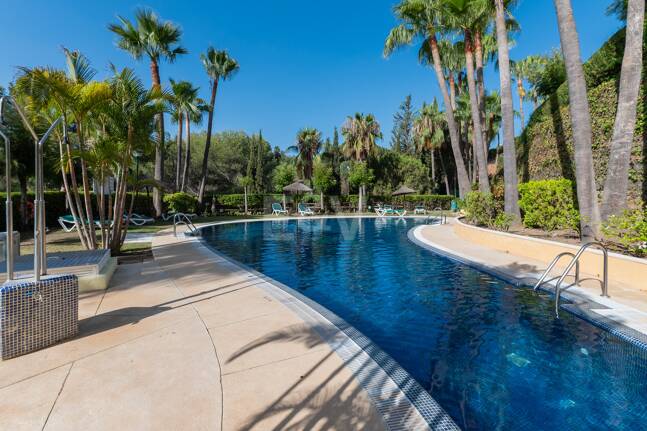 Exclusivo Apartamento con Jardín y Vistas al Mar en Condado de Sierra Blanca